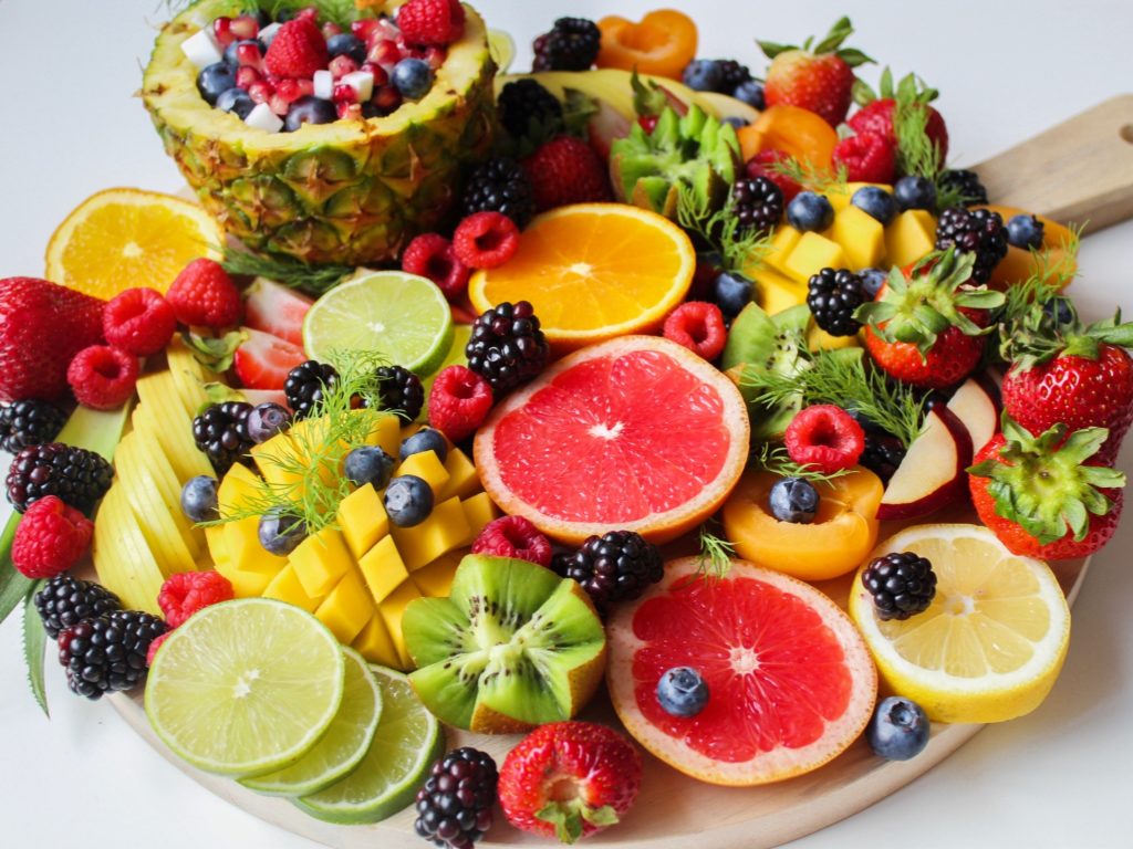 Uma bandeja repleta de frutas como Kiwi, manga, morangos amoras, laranha e abacaxi. Exportação de frutas: conheça as oportunidades no mercado internacional Imagem: Trang Doan/Pexels