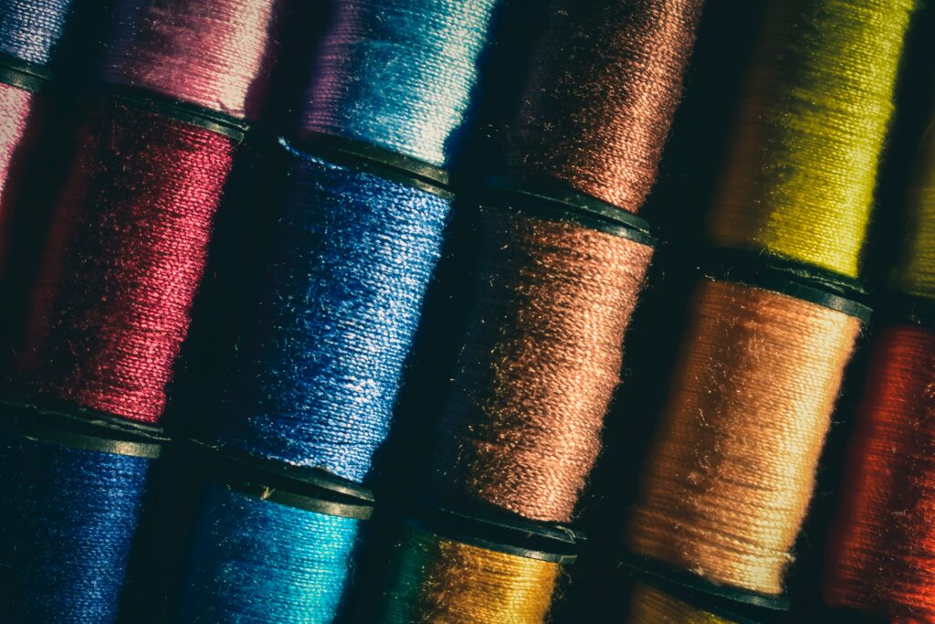 Carretéis de linhas coloridas na indústria têxtil